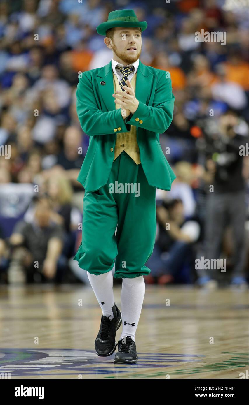 The Notre Dame mascot performs during the first half of an NCAA college basketball game against Duke in the semifinals of the Atlantic Coast Conference tournament in Greensboro, N.C., Friday, March 13, 2015. (AP Photo/Bob Leverone) Banque D'Images