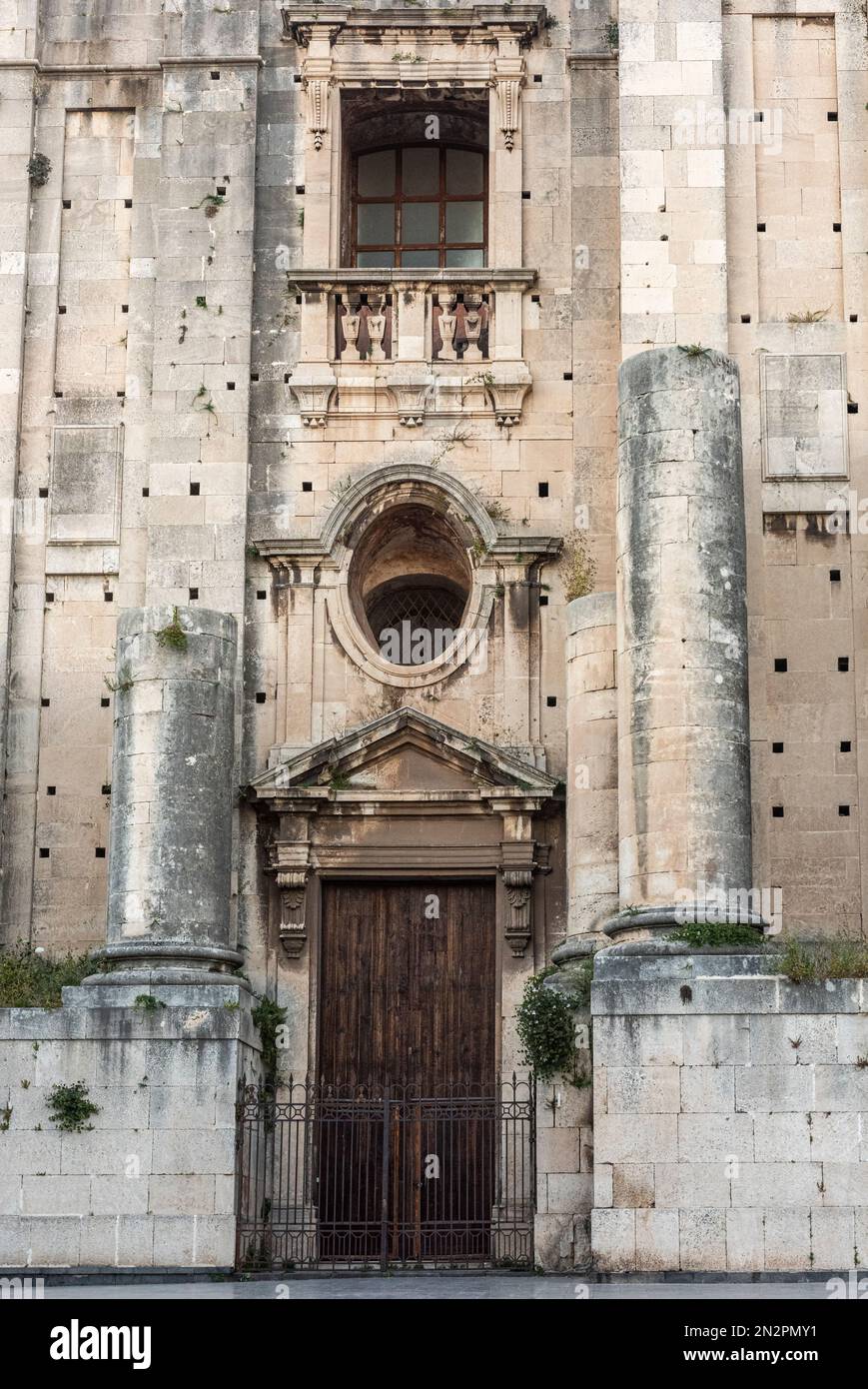 L'entrée principale dans la façade inachevée de l'immense église bénédictine de San Nicolò l'Arena (commencée en 1687), Catane, Sicile, Italie Banque D'Images