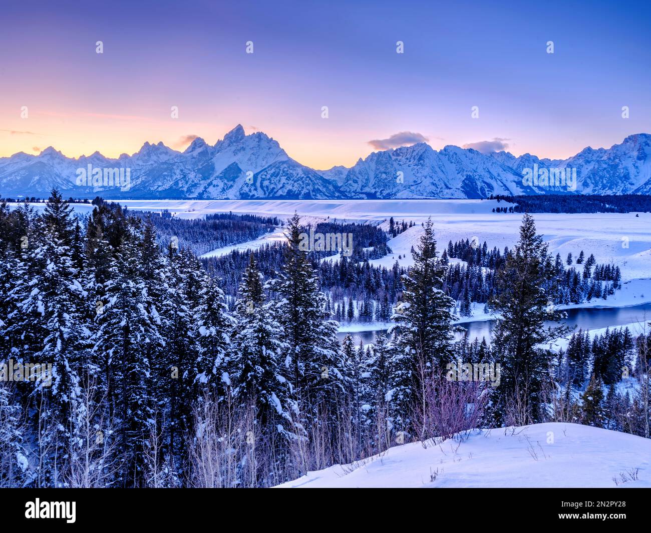 Vue sur la rivière Snake avec le soleil en hiver, parc national de Winter Wonderland Grand Teton, Wyoming, États-Unis Banque D'Images