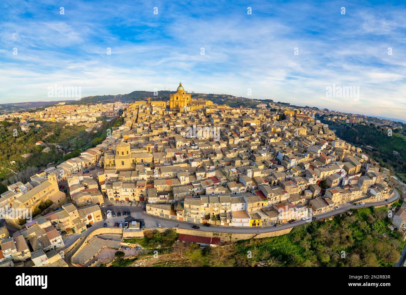 Vue aérienne du paysage urbain avec la cathédrale, Piazza Armerina, Enna, Sicile, Italie Banque D'Images