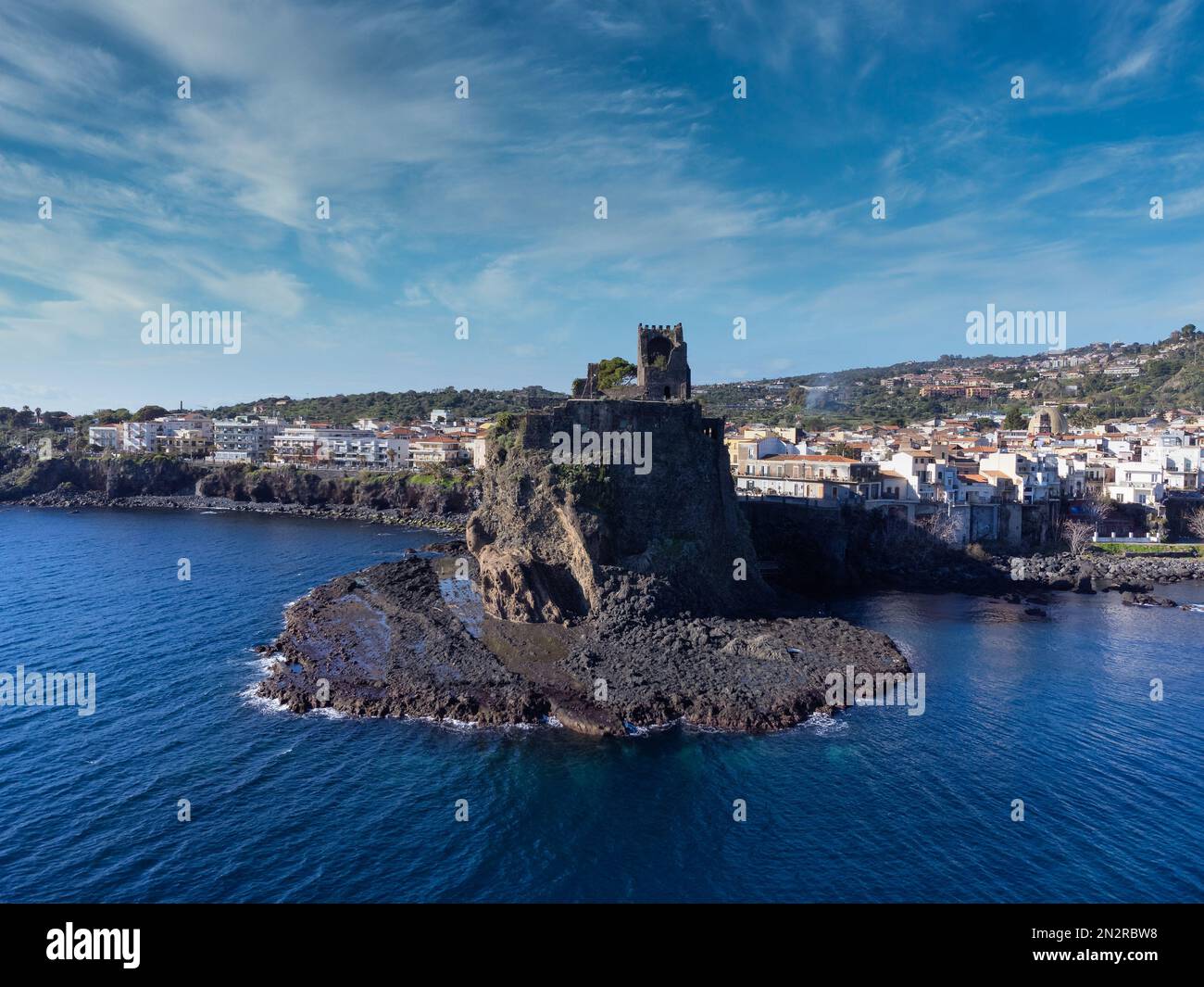 Vue aérienne du château normand à ACI Castello, Catane, Sicile, Italie Banque D'Images