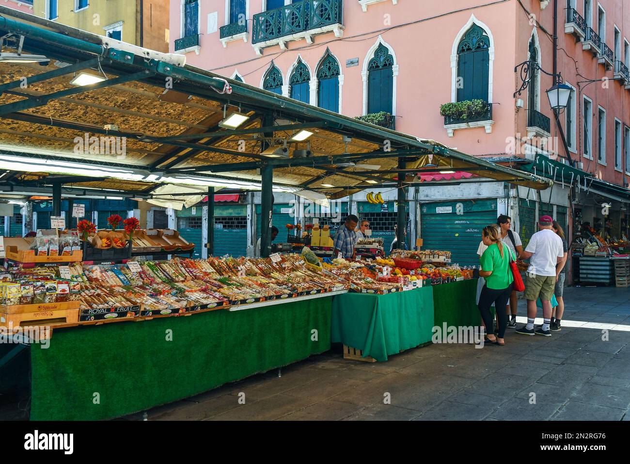 Étals de fruits et légumes au marché du Rialto à Campo della Pescaria, sestière de San Polo, en été, Venise, Vénétie, Italie Banque D'Images