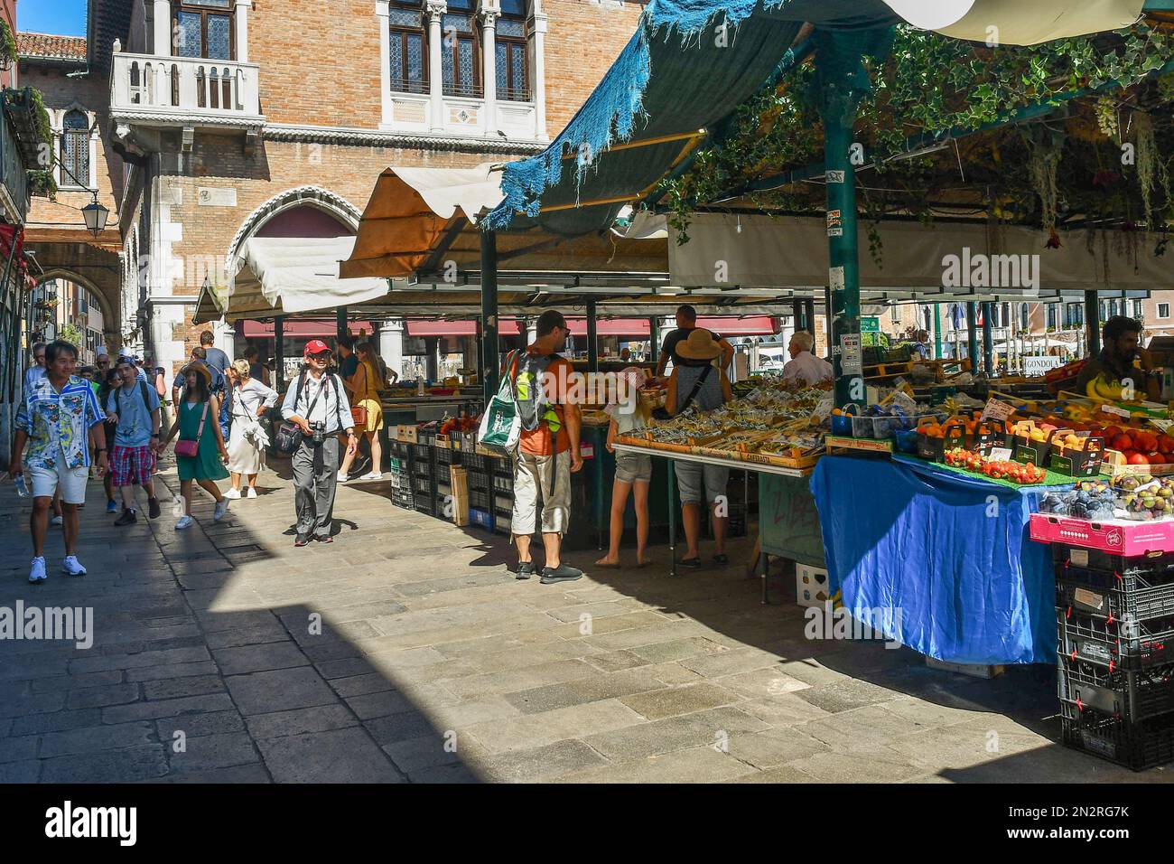 Étals de fruits et légumes au marché du Rialto à Campo della Pescaria, sestière de San Polo, en été, Venise, Vénétie, Italie Banque D'Images