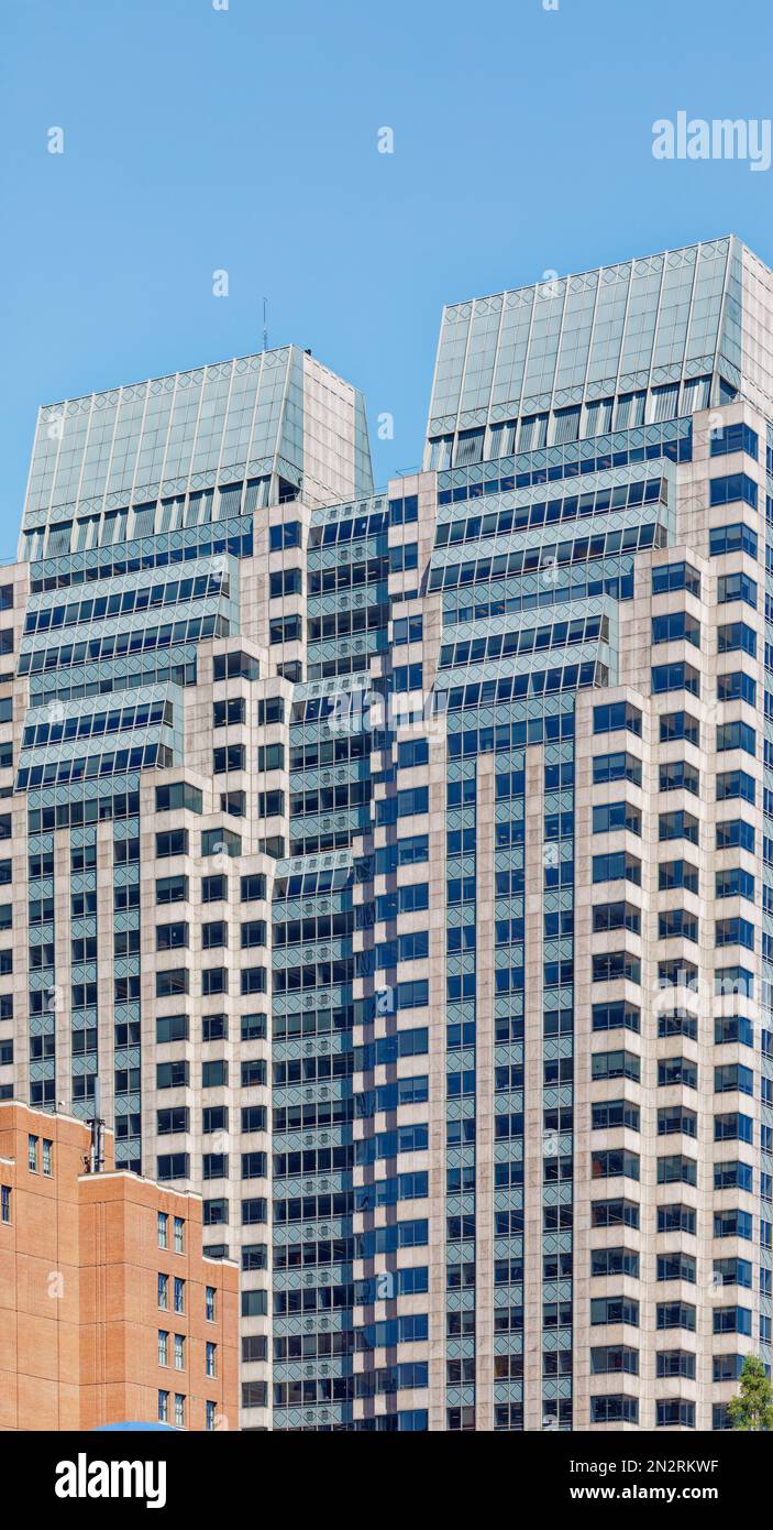Boston Financial District : la 125 High Street à double couronne fait partie d'un complexe de quatre bâtiments surplombant le canal Greenway et fort point. Banque D'Images