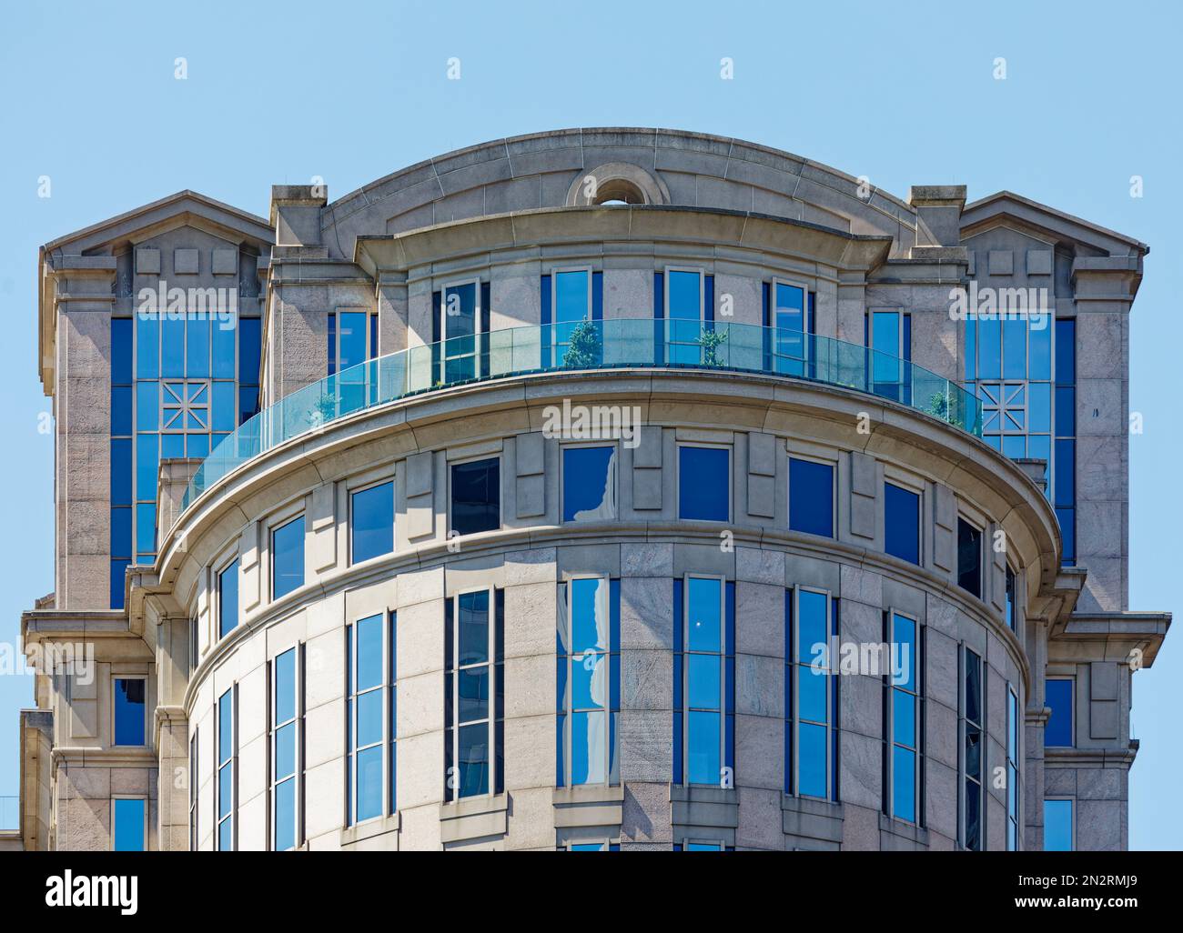 Quartier financier de Boston : 125 Summer Street s'élève sur les façades préservées de bâtiments de bureaux de 19th siècles de faible hauteur dans les rues Summer et Lincoln. Banque D'Images