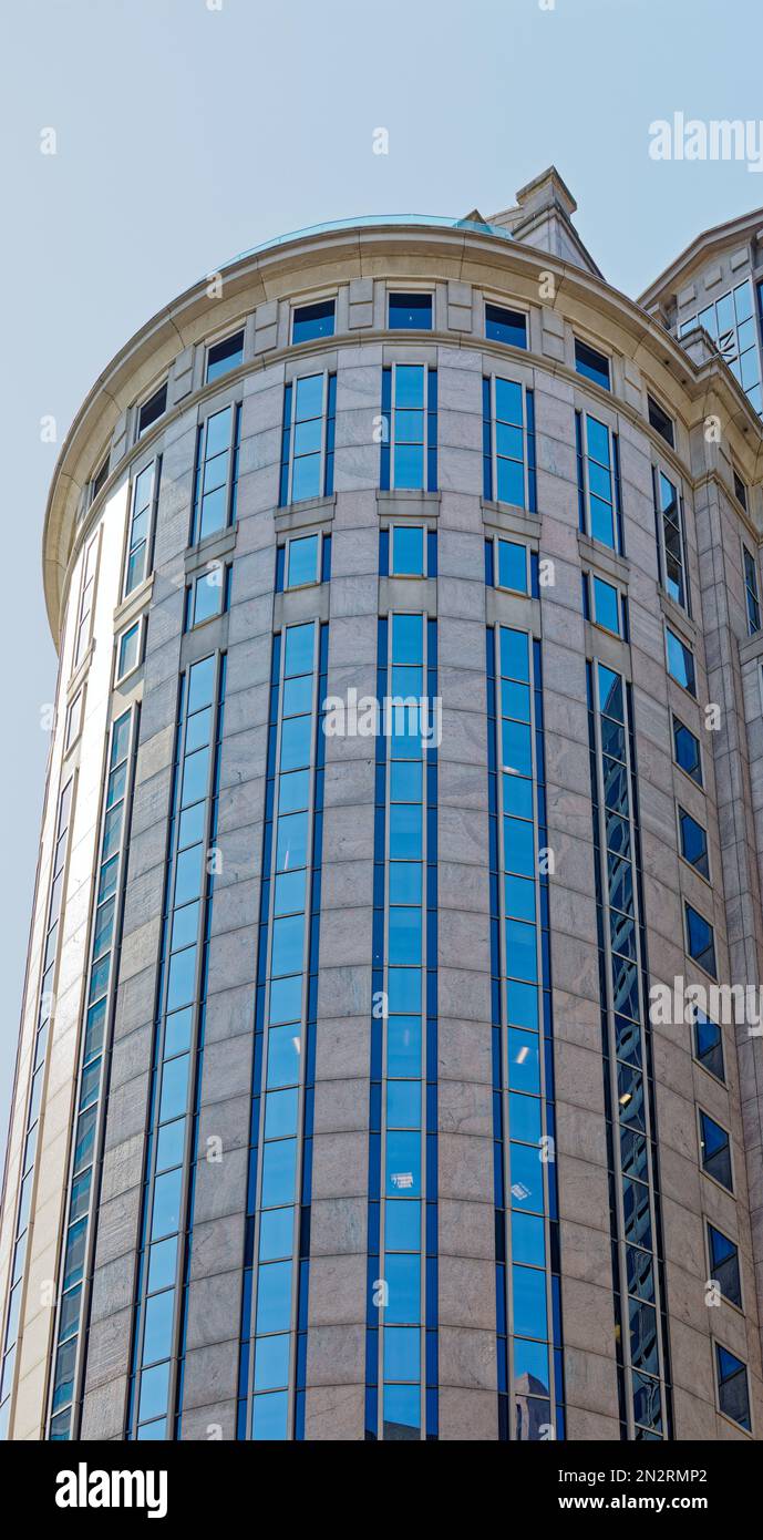 Quartier financier de Boston : 125 Summer Street s'élève sur les façades préservées de bâtiments de bureaux de 19th siècles de faible hauteur dans les rues Summer et Lincoln. Banque D'Images