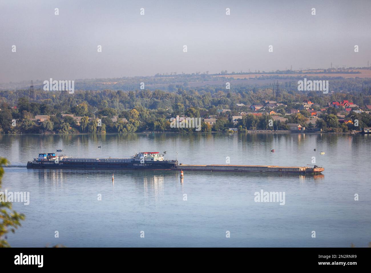 bateau vide de fret sec naviguant sur la rivière Banque D'Images