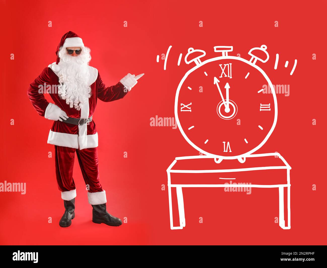 Compte à rebours de Noël. Réveil de cinq minutes à minuit près du Père Noël sur fond rouge Banque D'Images