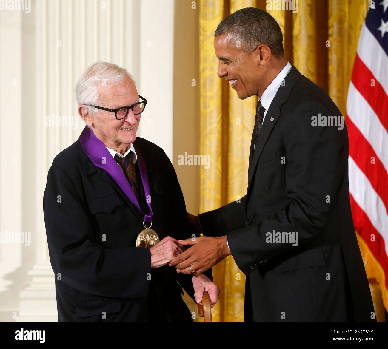 FILE - In this July 28, 2014 file photo, President Barack Obama awards the 2013 National Medal of Arts to filmmaker Albert Maysles during a ceremony in the East Room at the White House in Washington. Maysles, known for his works of “cinema verite” in the 1960s and ‘70s, including the Rolling Stones documentary “Gimme Shelter” and “Salesman,” about a traveling Bible salesman, died Thursday, March 5, 2015 in New York. He was 88. (AP Photo/Charles Dharapak, File) Banque D'Images