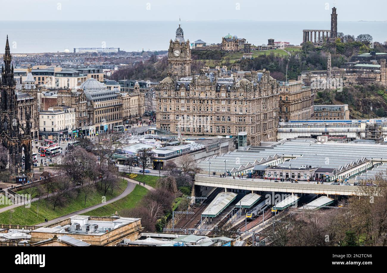 Vue sur la tour de l'horloge de l'hôtel Balmoral, Calton Hill et la gare de Waverley depuis le haut, Édimbourg, Écosse, Royaume-Uni Banque D'Images