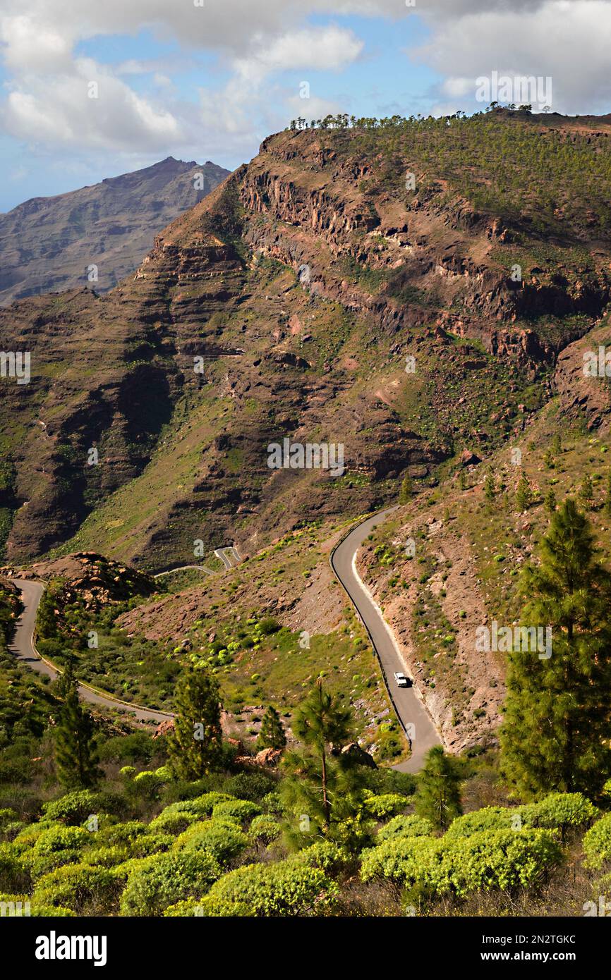 Vue aérienne d'une voiture longeant une route de montagne, Roque Nublo Rural Park, Tejeda, Gran Canaria, Iles Canaries, Espagne Banque D'Images