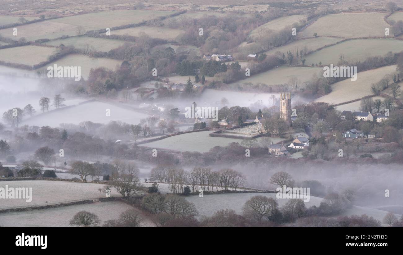 Widecombe-in-the-Moor, parc national de Dartmoor, Devon, Royaume-Uni. 7th février 2023; UK Météo: La brume tourbillonne dans la vallée près du village de Wilecombe-dans-la-lande sur un froid et froid février matin. Credit: Celia McMahon/Alamy Live News Banque D'Images