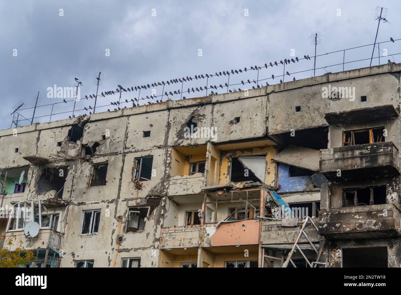 Bâtiment résidentiel détruit par des bombardements. La guerre en Ukraine. Invasion russe de l'Ukraine. Terreur à la population civile. Crimes de guerre Banque D'Images