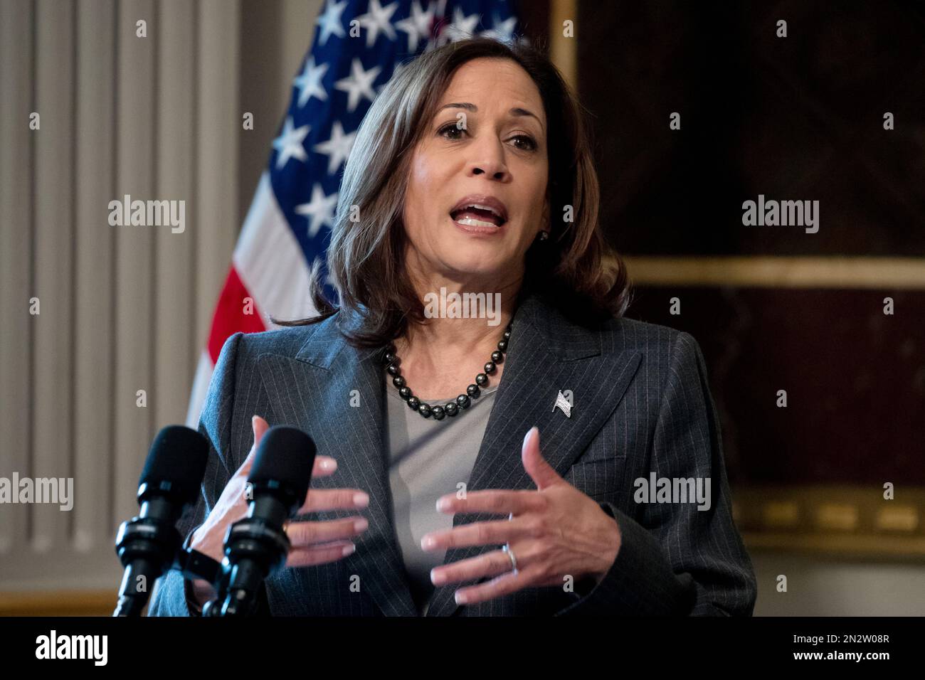 LE vice-président AMÉRICAIN Kamala Harris fait des remarques au cours d'une réunion sur les causes profondes de la migration depuis le nord de l'Amérique centrale, dans le bâtiment Eisenhower Executive Office sur le complexe de la Maison Blanche à Washington, DC, Etats-Unis, le 06 février 2023.Credit: Michael Reynolds/Pool via CNP/MediaPunch Banque D'Images