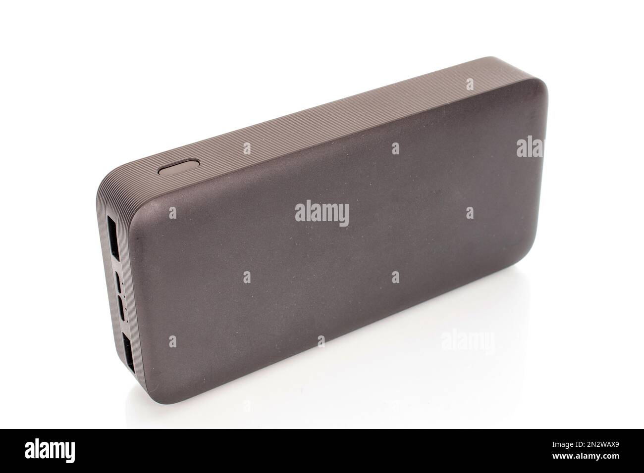 Un chargeur portable Power Bank noir, isolé en gros plan sur fond blanc. Banque D'Images