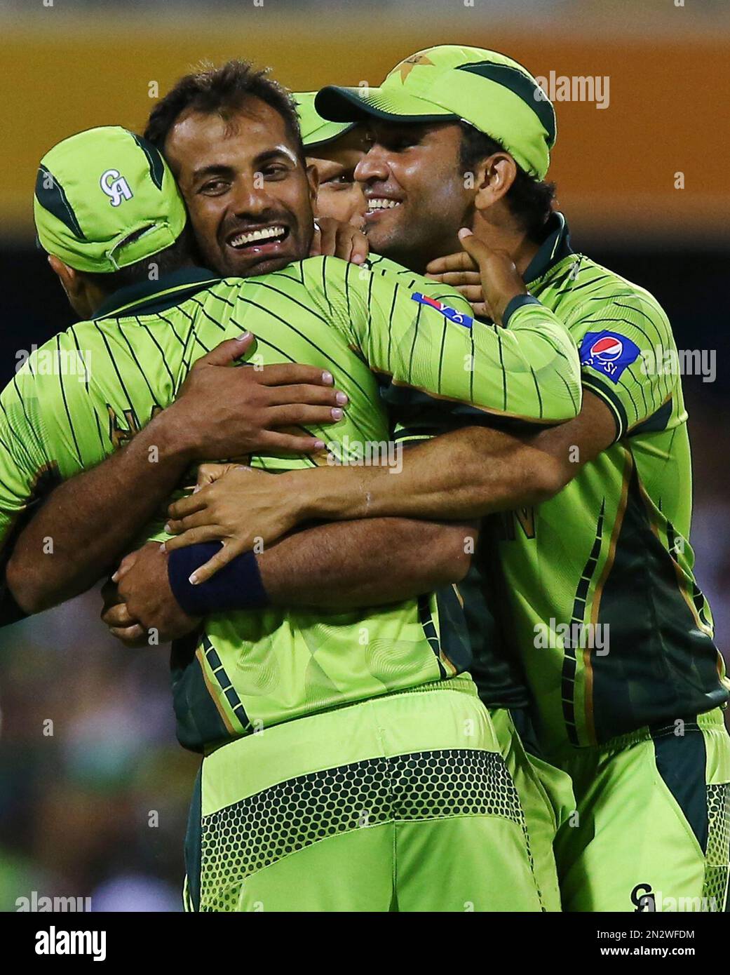 Pakistan's Wahab Riaz, center, celebrates the wicket of Zimbabwe's Craig Ervine during their Pool B Cricket World Cup match in Brisbane, Australia, Sunday, March 1, 2015. (AP Photo/Tertius Pickard) Banque D'Images