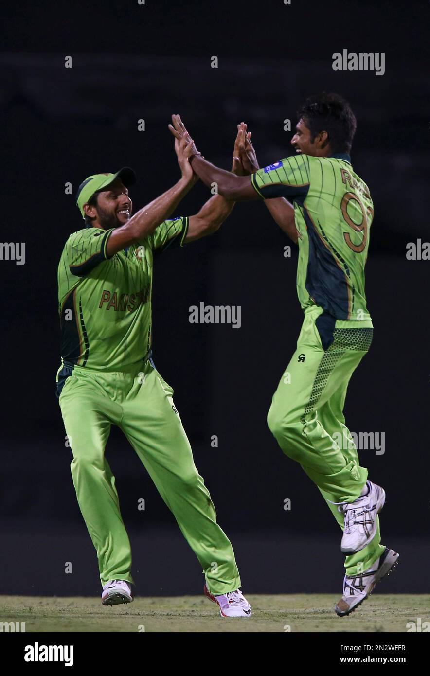 Pakistan's Rahat Ali, right celebrates with Shahid Afridi the wicket of Zimbabwe's Sean Williams during their Pool B Cricket World Cup match in Brisbane, Australia, Sunday, March 1, 2015. (AP Photo/Tertius Pickard) Banque D'Images