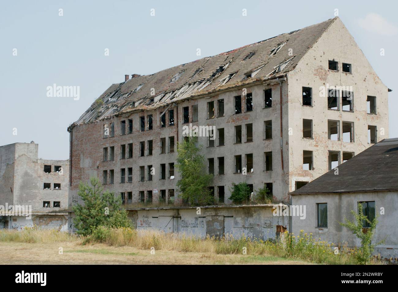 abandonné, vide détruit la guerre des vieux bâtiments sans fenêtres Banque D'Images