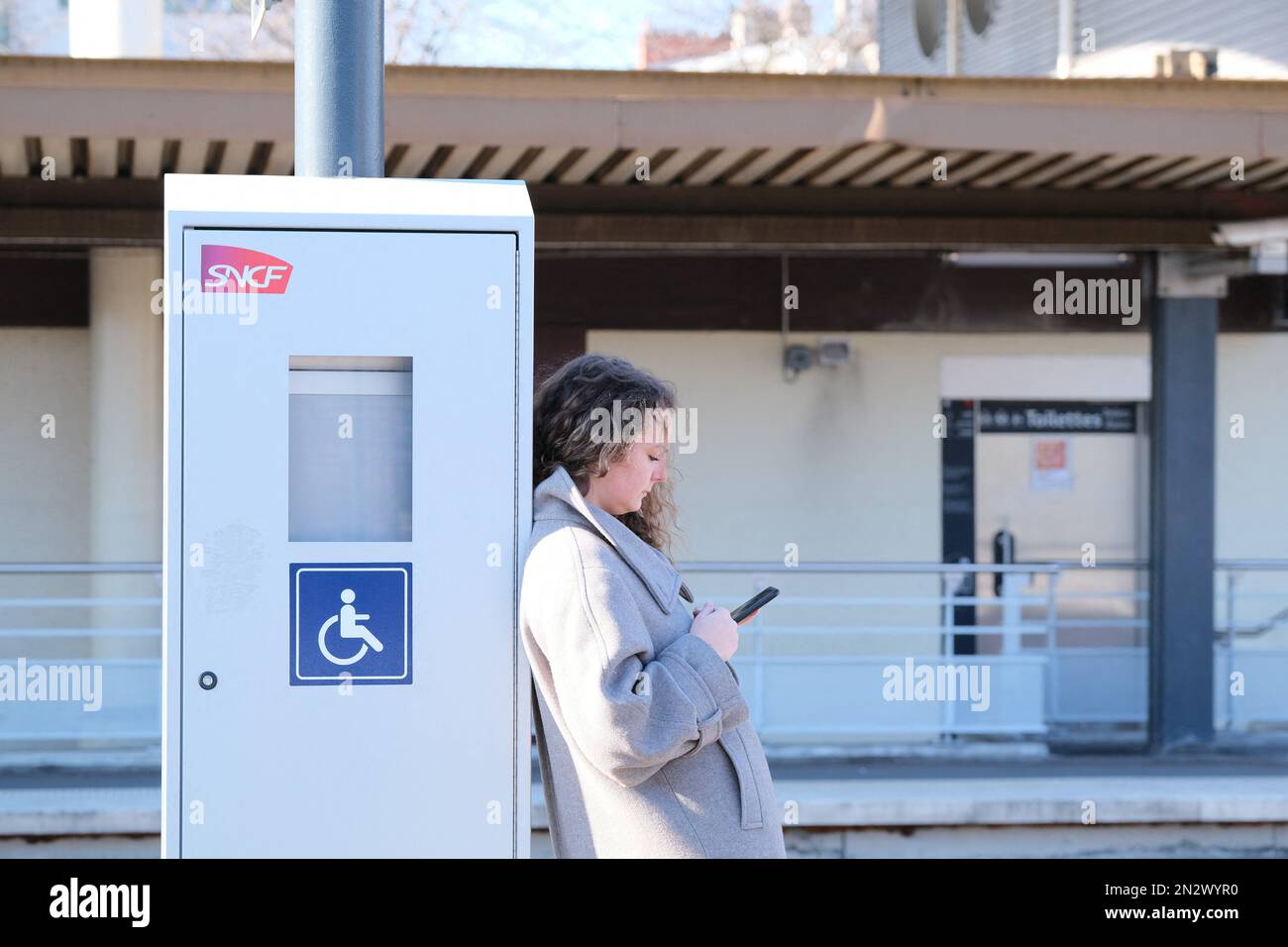 Les navetteurs attendent des trains car la grève des transports limite le trafic TER sur la ligne J à 1 en 3 trains à la gare d'Argenteuil, au nord de Paris, en France sur 7 février 2023, le troisième jour des rassemblements nationaux organisés depuis le début de l'année, contre une réforme des retraites profondément impopulaire. La France s'est vantée de nouvelles grèves et de manifestations de masse contre la proposition du Président français de réformer les retraites françaises, y compris faire passer l'âge de la retraite de 62 à 64 ans et augmenter le nombre d'années pendant lesquelles les gens doivent verser des cotisations pour une pension complète, un jour après que les législateurs ont commencé à débattre de la contestation Banque D'Images