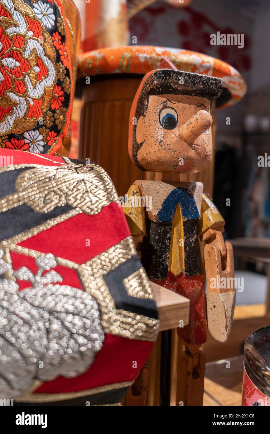 Vue rapprochée d'une exposition en bois de Pinocchio dans la boutique à vendre. Banque D'Images