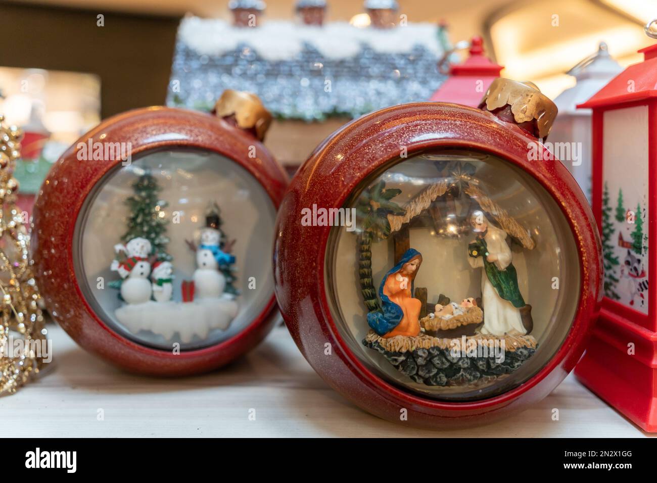 Décorations de Noël vendant sur le marché de Noël. Banque D'Images