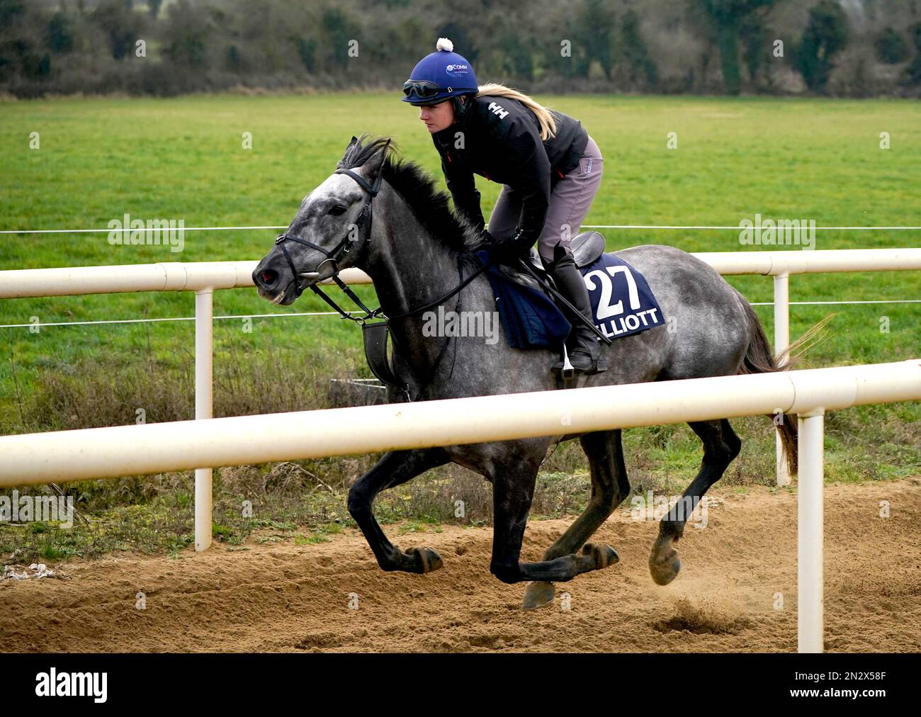 Fil Dor monté par Charlotte Crozier sur les Gallops lors d'une visite à la cour de Gordon Elliott à Longwood dans le comté de Meath, en Irlande. Date de la photo: Mardi 7 février 2023. Banque D'Images