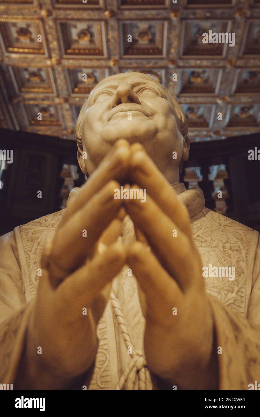 Pape priant Statue Rome Italie Banque D'Images