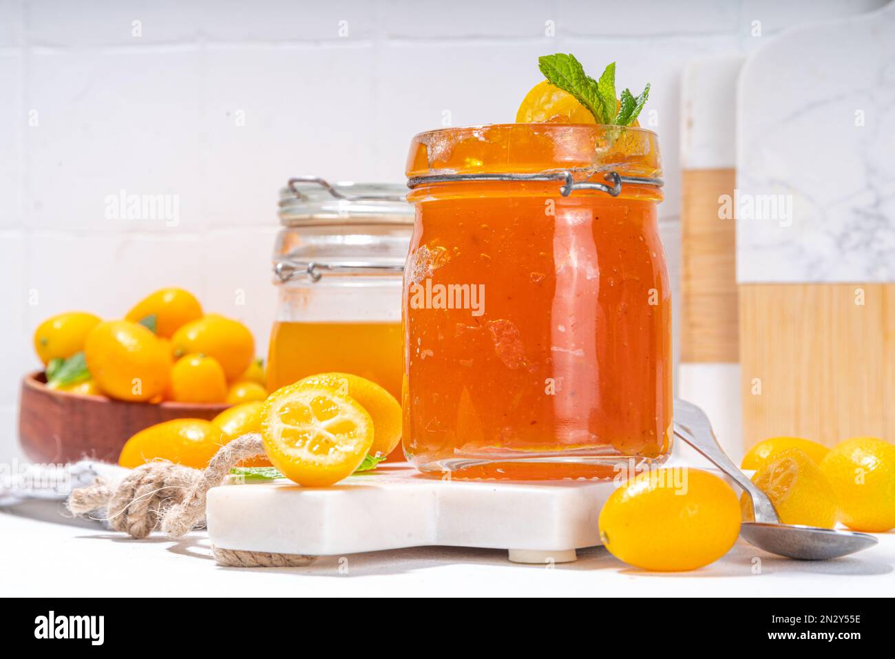 Confiture de kumquat, confiture d'agrumes maison aux fruits tropicaux, avec kumquat frais sur une table en marbre blanc Banque D'Images