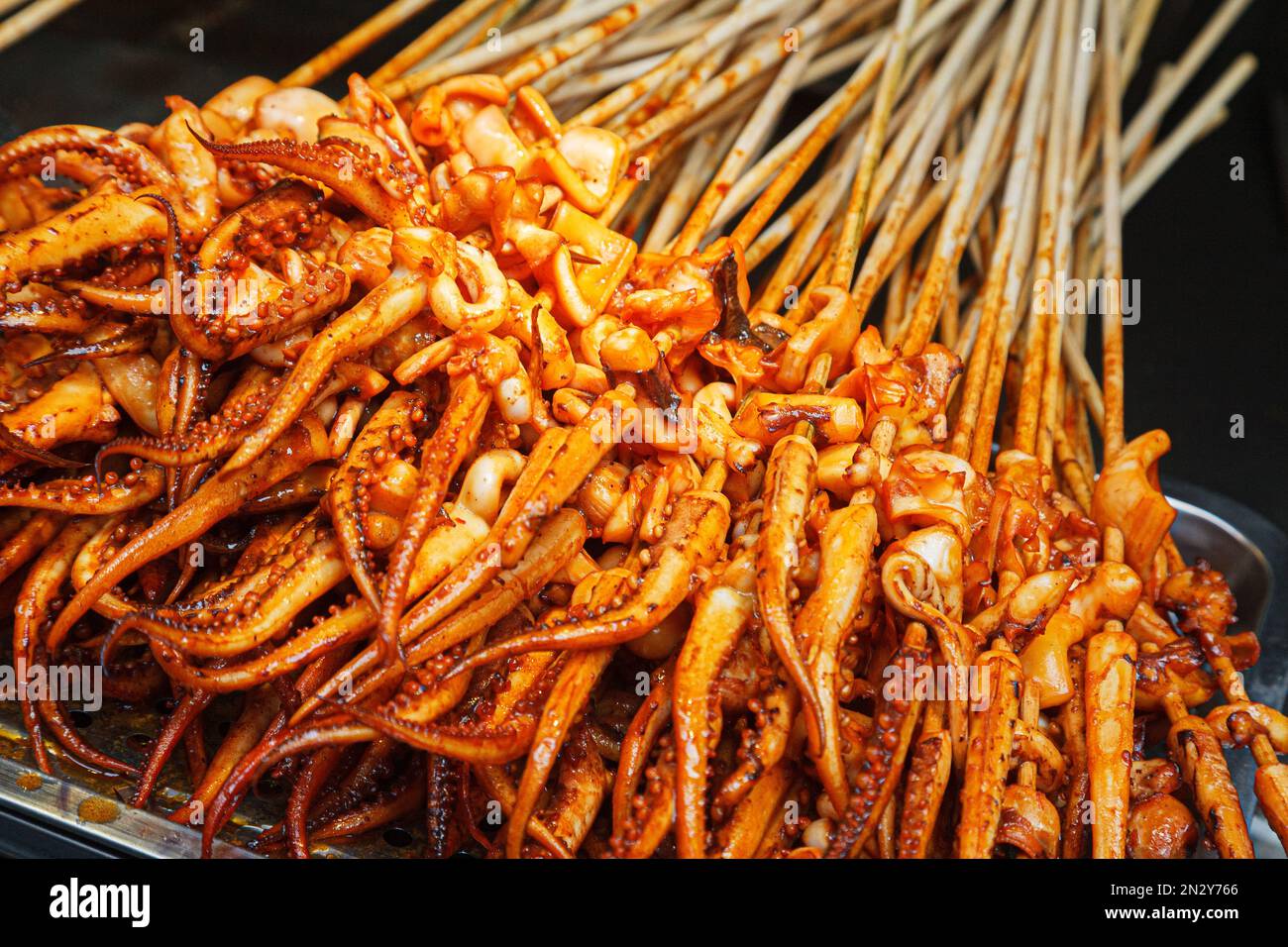 De l'alimentation de rue délicieux calmars grillés sur les rues de la région autonome du Guangxi, Guilin, Chine, Banque D'Images