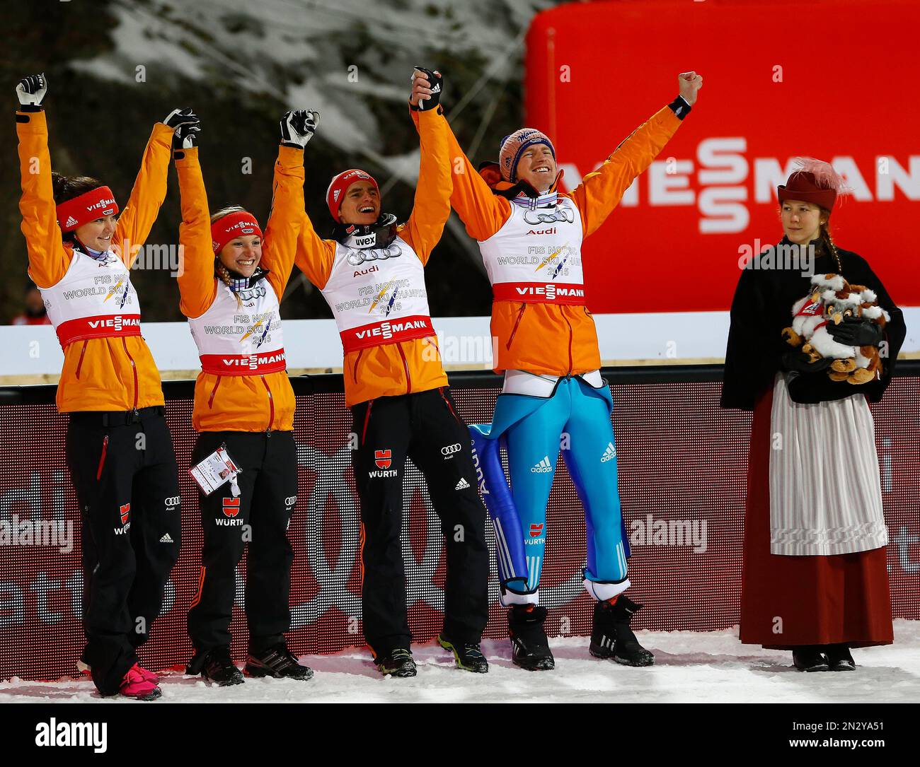 Germany's teammates Severin Freund, from right, Richard Freitag, Katharina Althaus and Carina Vogt celebrate after winning the Mixed Team Ski Jumping competition at the Nordic Skiing World Championships in Falun, Sweden, Sunday, Feb. 22, 2015. (AP Photo/Matthias Schrader) Banque D'Images