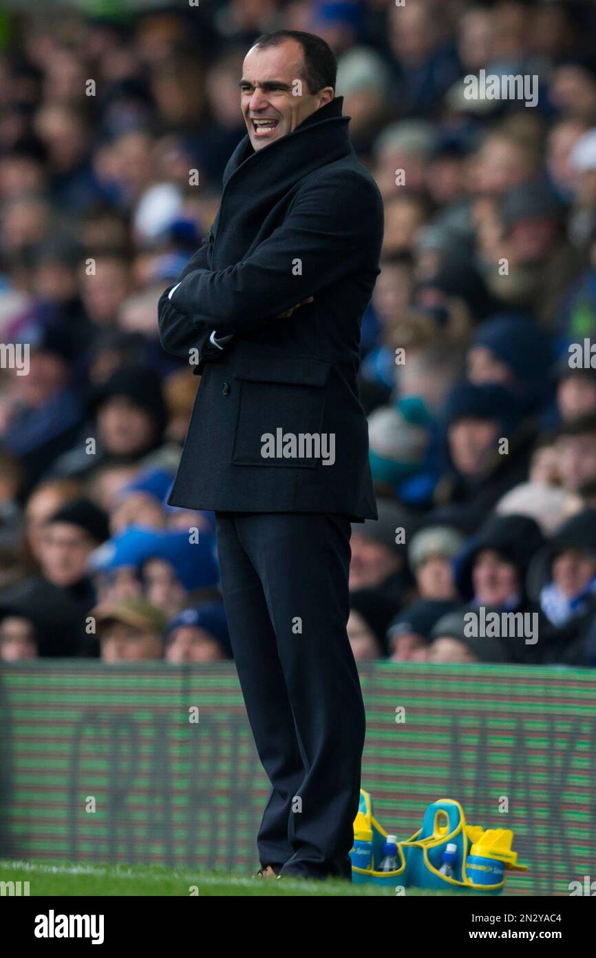 Everton's manager Roberto Martinez looks on during the English Premier League soccer match between Everton and Leicester at Goodison Park Stadium, Liverpool, England, Sunday Feb. 22, 2015. (AP Photo/Jon Super) Banque D'Images