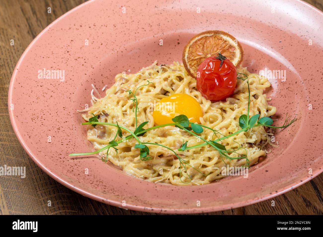 Plats du chef du restaurant. Un plat sur une table dans un café. Plats appétissants du menu du restaurant. Plats frais et savoureux. Arrosage Carbonara Banque D'Images