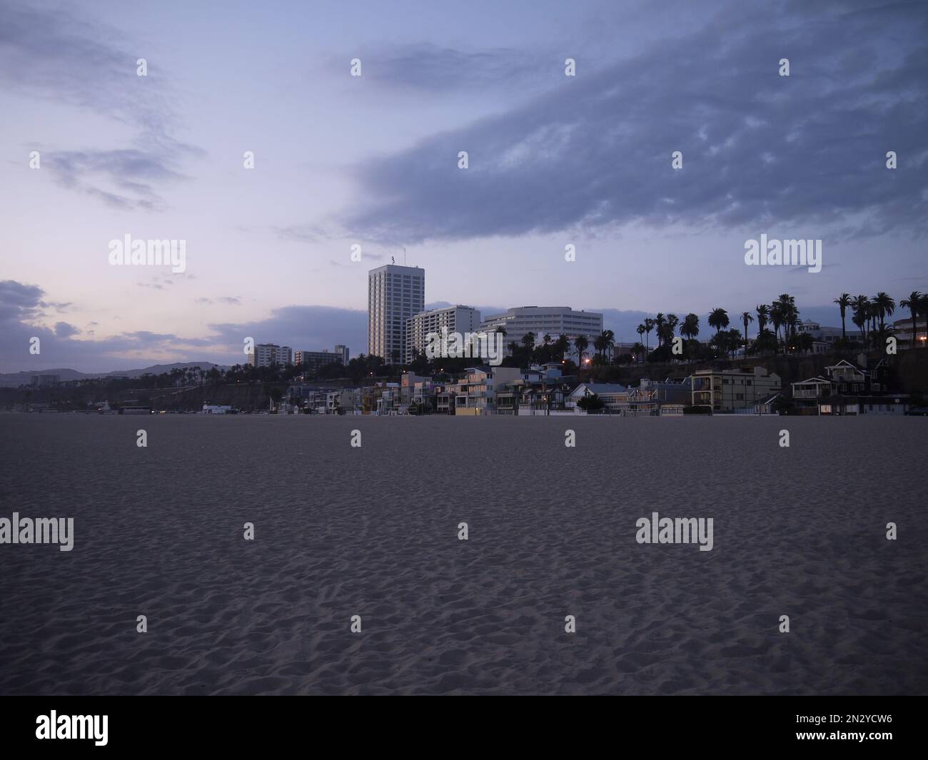 Santa Monica au crépuscule, vue depuis la plage de Santa Monica Banque D'Images