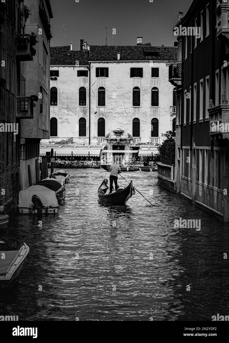 Gondolier à Venise Noir et blanc Banque D'Images