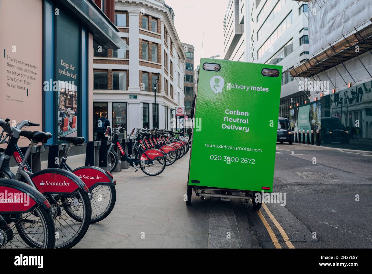 Londres, Royaume-Uni - 02 février 2023: Livraison fourgonnette Mates garée dans une rue de la ville de Londres. Delivery Mates est une société de livraison de dernier kilomètre qui propose des Banque D'Images