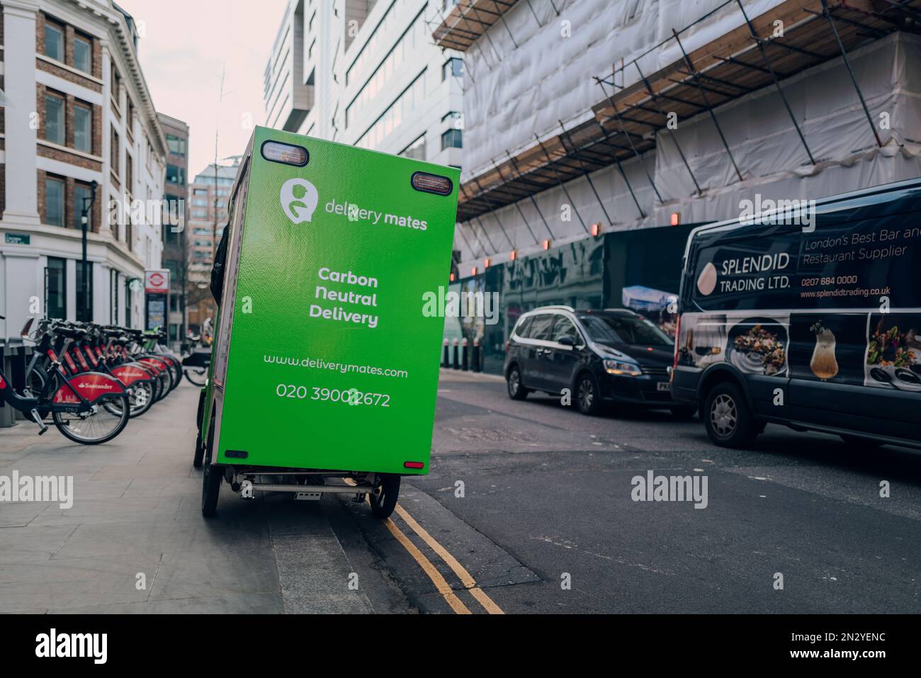Londres, Royaume-Uni - 02 février 2023: Livraison fourgonnette Mates garée dans une rue de la ville de Londres. Delivery Mates est une société de livraison de dernier kilomètre qui propose des Banque D'Images