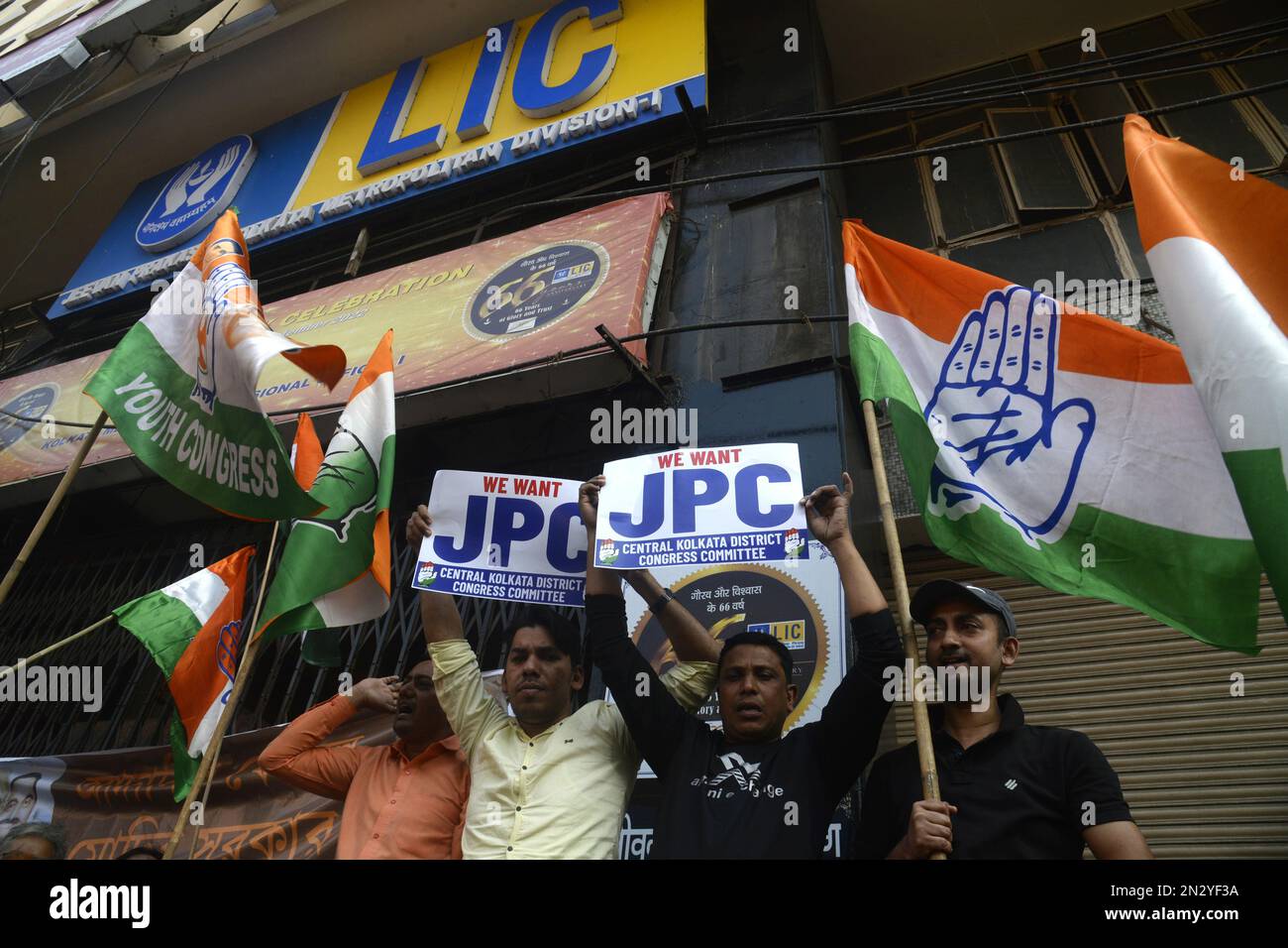 Kolkata, Inde. 06th févr. 2023. Des militants du Congrès participent à une manifestation pour protester contre la société Adani sur 6 février 2023 à Kolkata, en Inde. (Photo par Eyepix Group/Sipa USA) crédit: SIPA USA/Alay Live News Banque D'Images