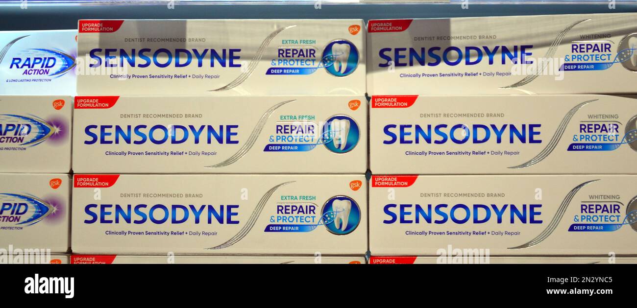 Une exposition de paquets de dentifrice Sensodyne dans un point de vente ou un magasin. Banque D'Images