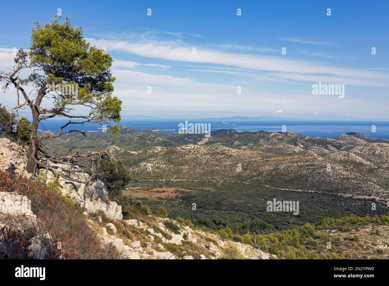 Vue depuis une colline sur une île croate de l'archipel Adriatique. Île de Lastovo, Dalmatie, Croatie Banque D'Images