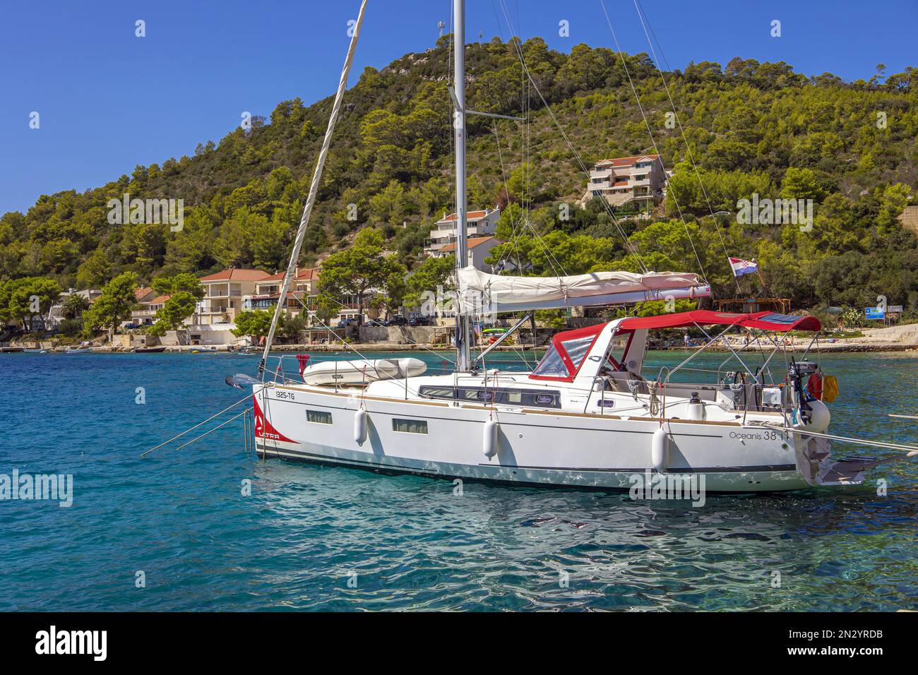 Bateau à voile amarré au bord d'une île croate, Pasadur, île de Lastovo, Croatie Banque D'Images
