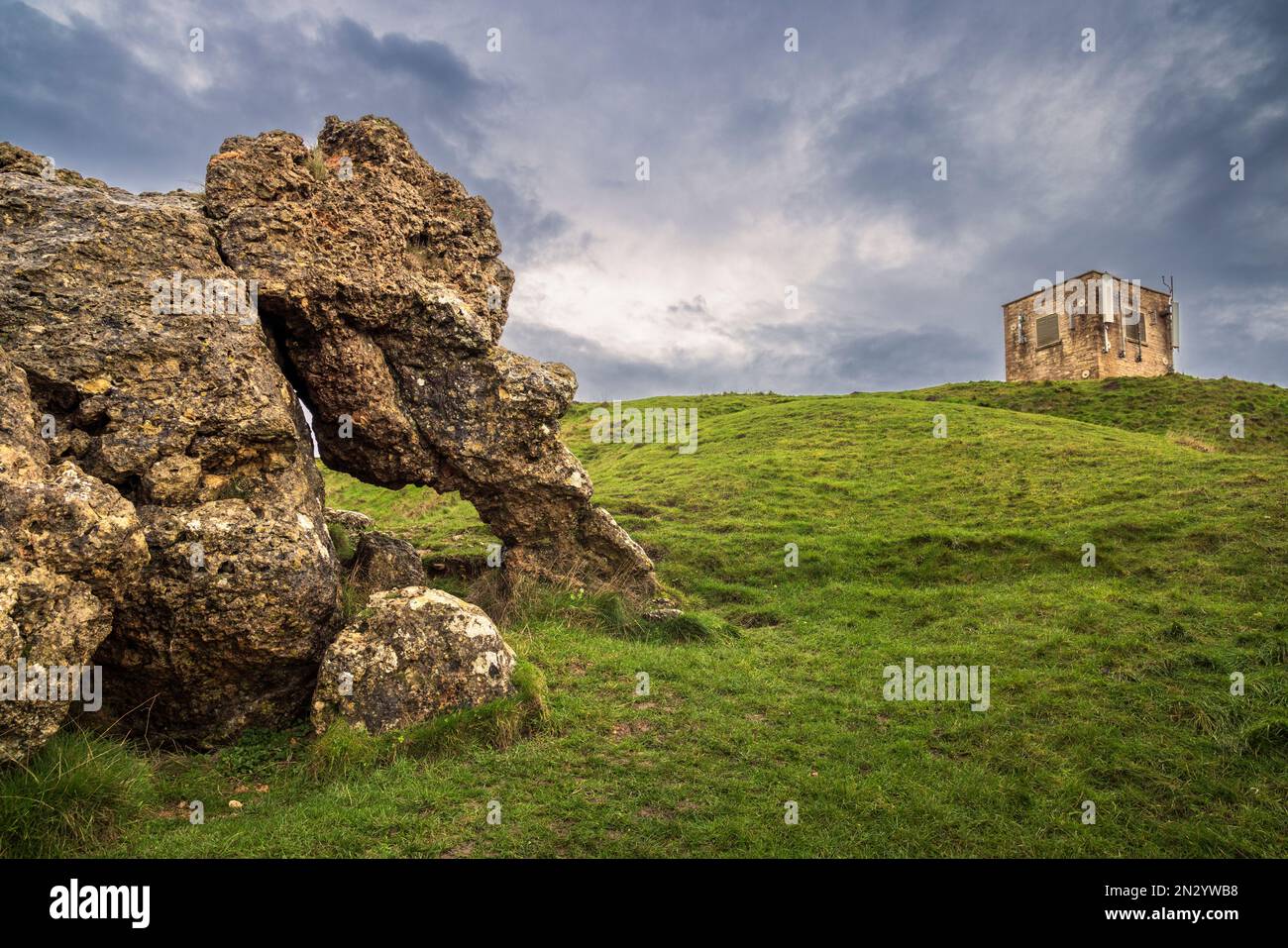 The Elephant Stone and Bredon Hill Tower, Cotswolds AONB, Worcestershire, Angleterre Banque D'Images