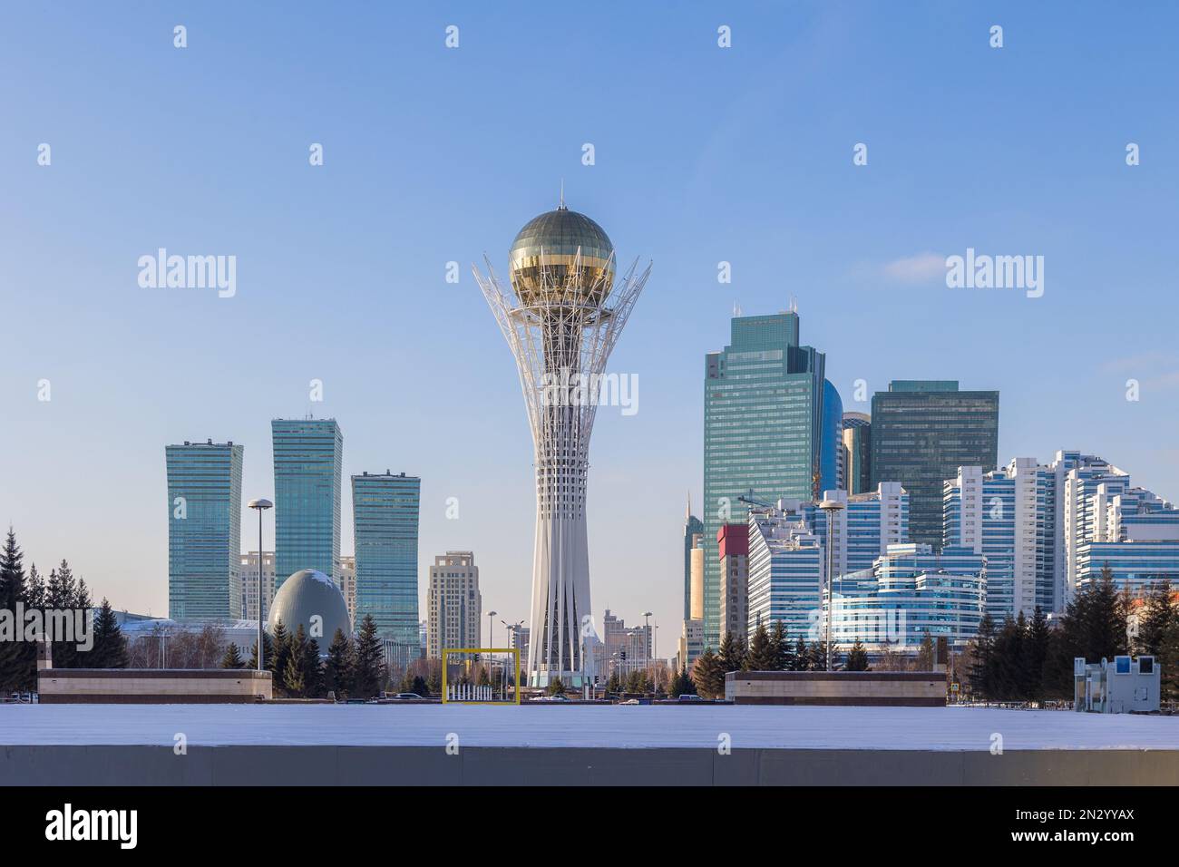 Vue panoramique de la tour Baiterek sur le boulevard Nurjol. Paysage urbain de jour d'hiver ensoleillé dans la ville d'Astana, Nur-Sultan, Kazakhstan. Photo de haute qualité Banque D'Images