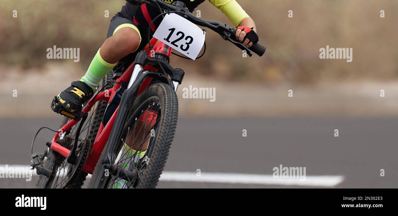 Cycliste en compétition dans la classe enfant Banque D'Images