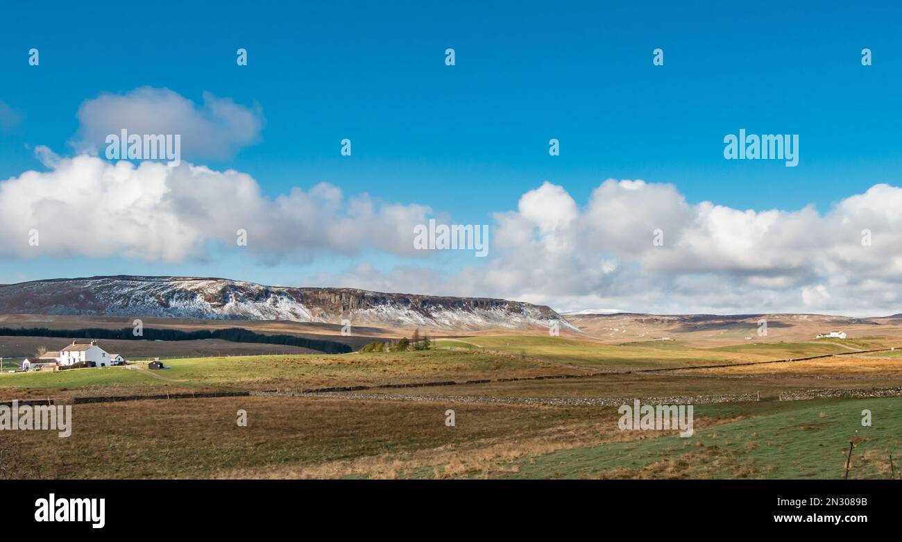 La spectaculaire cicatrice de Cronkley avec une aspersion de neige après un coup de froid, avec Widdybank est tombé et ferme à distance, Banque D'Images