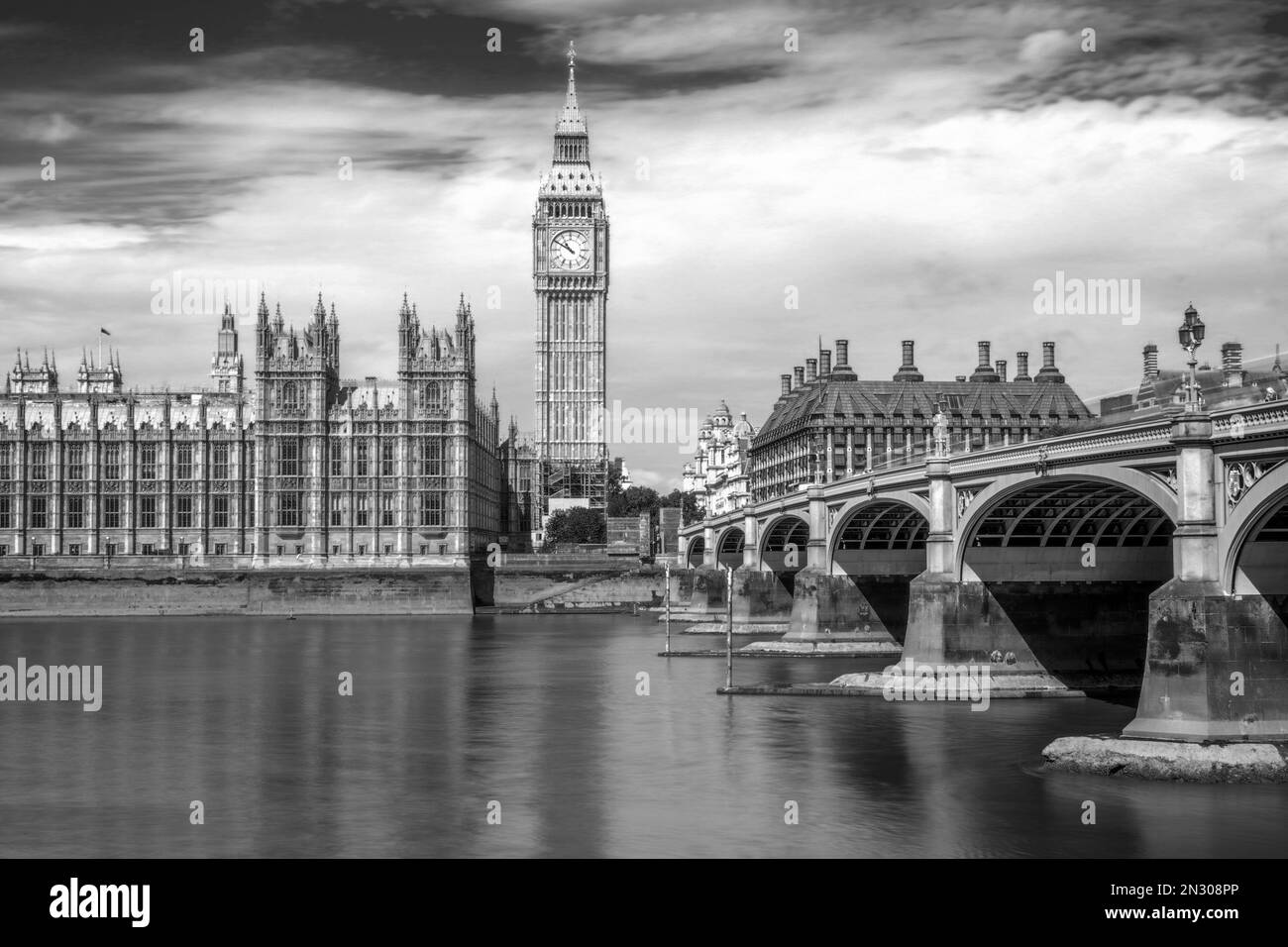 Westminster Bridge et Big Ben à Londres, Royaume-Uni. Photographie en noir et blanc longue exposition avec flou de mouvement. Banque D'Images