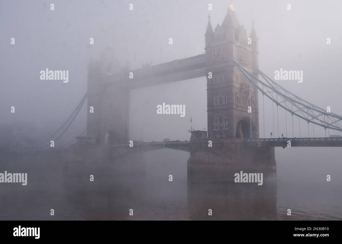 Londres, Royaume-Uni. 7th février 2023. Un épais brouillard recouvre Tower Bridge. Credit: Vuk Valcic/Alamy Live News Banque D'Images