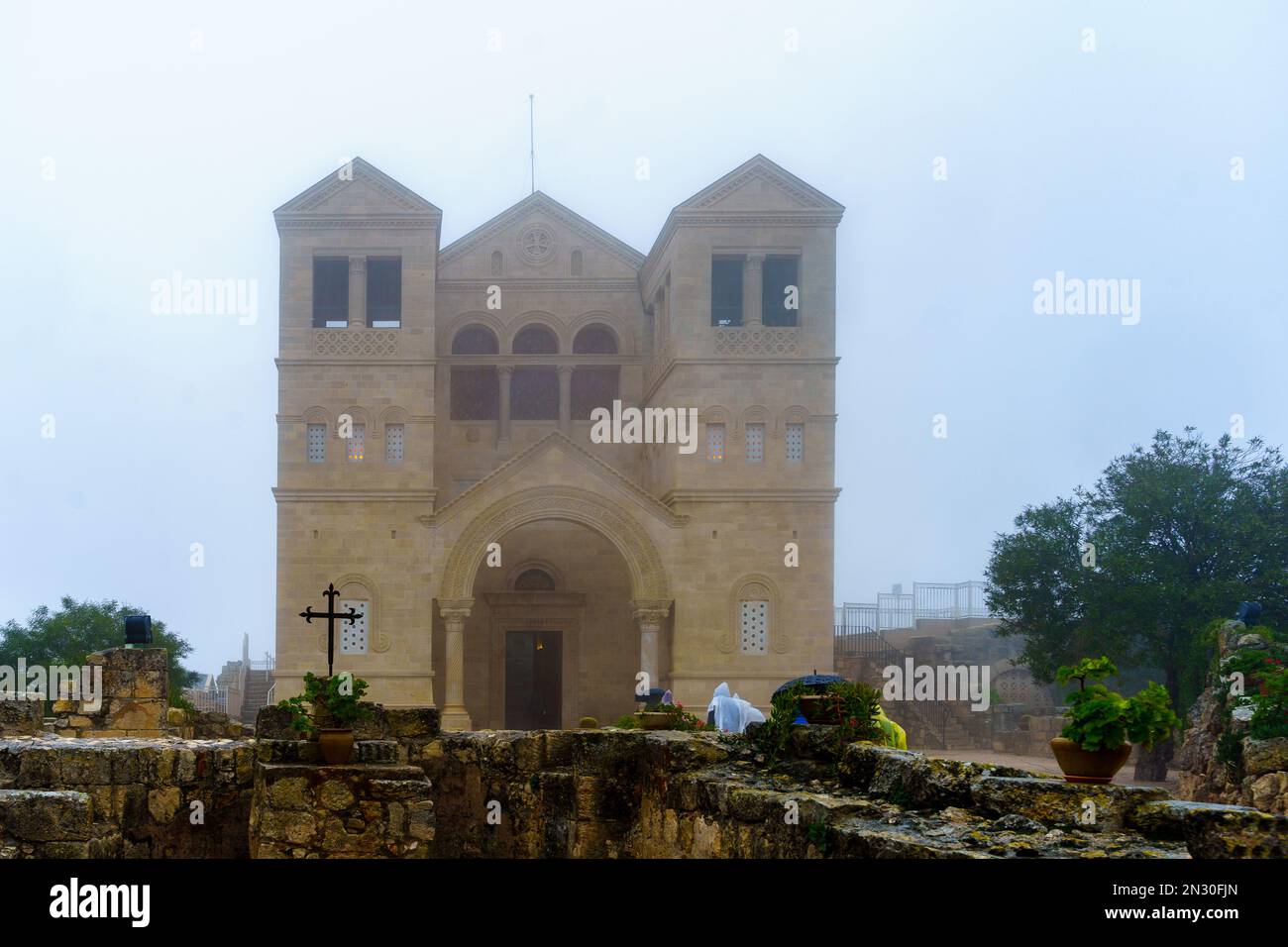 Vue sur la façade de l'église de la Transfiguration, au sommet du mont Tabor, par une journée d'hiver brumeuse. Nord d'Israël Banque D'Images