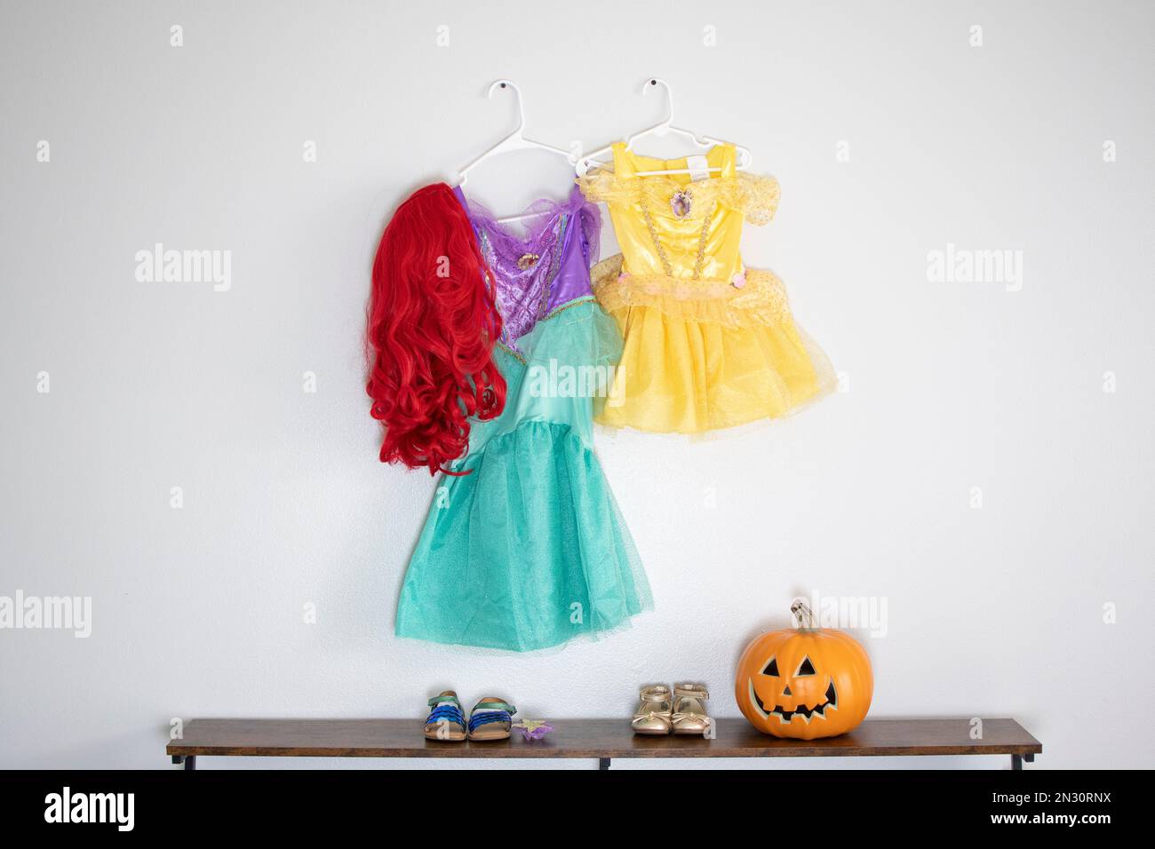 Préparations pour Halloween pour enfants. Costumes d'Halloween habillés Banque D'Images