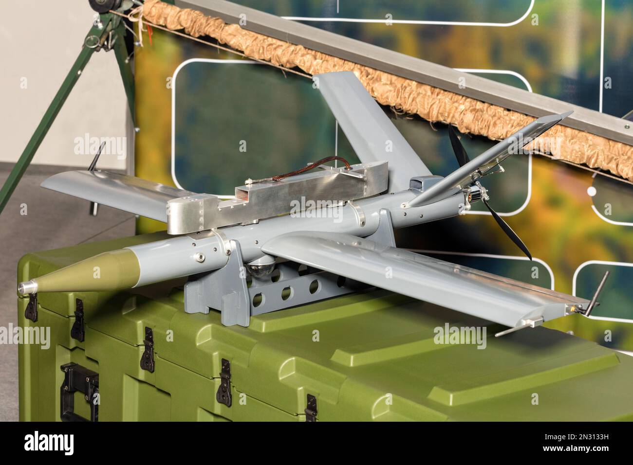 Production militaire, véhicule aérien sans pilote, projectile de tir de drone  kamikaze lancé par catapulte. Gros plan Photo Stock - Alamy