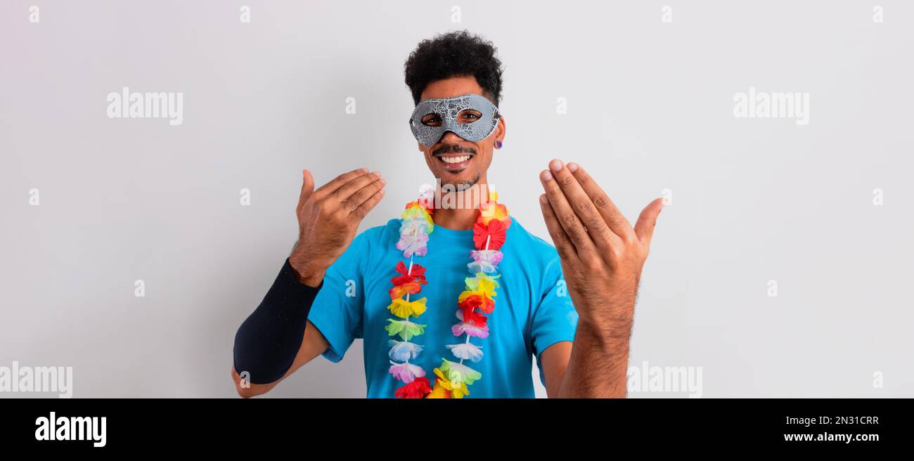 Déguisement brésilien de carnaval. Homme noir brésilien avec Carnaval Costume et masque souriant isolé sur blanc. Banque D'Images